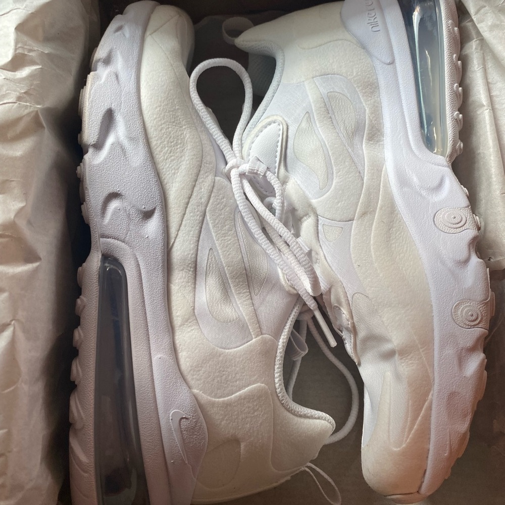 White Nike Air Max 270